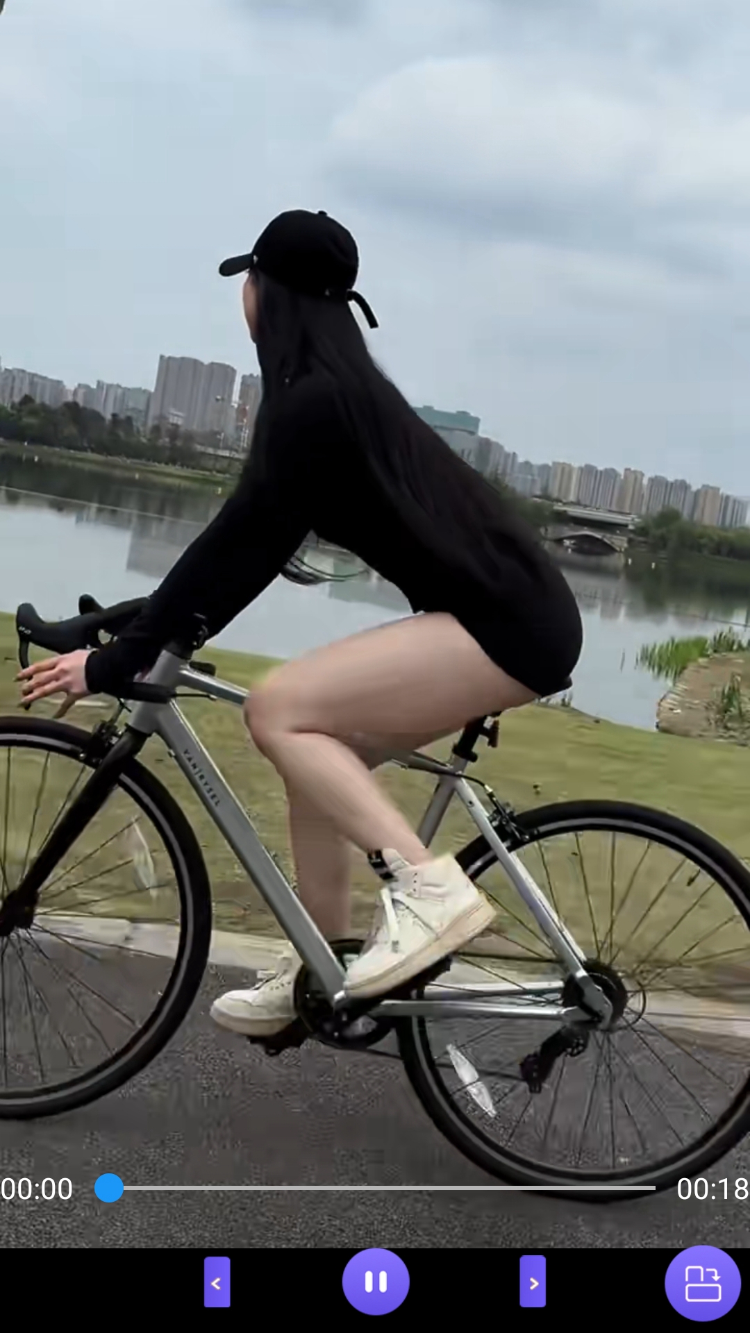 美女皮靴跳舞视频截图
